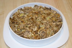название картинки Салат Невеста с копченой курицей и грибами
