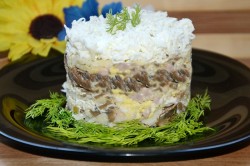 название картинки Салат Невеста с копченой курицей и грибами