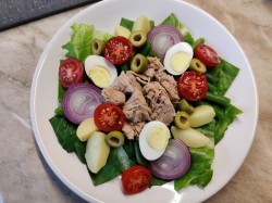 название картинки Классический салат Нисуаз с тунцом анчоусами и перепелиными яйцами