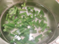 название картинки Классический салат Нисуаз с тунцом анчоусами и перепелиными яйцами