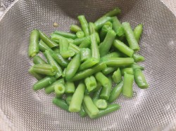 название картинки Классический салат Нисуаз с тунцом анчоусами и перепелиными яйцами