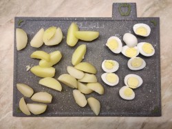 название картинки Классический салат Нисуаз с тунцом анчоусами и перепелиными яйцами