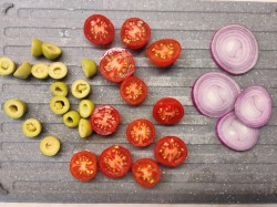 название картинки Классический салат Нисуаз с тунцом анчоусами и перепелиными яйцами