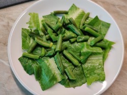 название картинки Классический салат Нисуаз с тунцом анчоусами и перепелиными яйцами