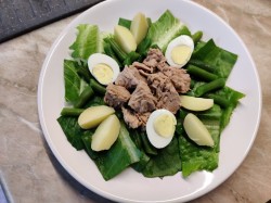 название картинки Классический салат Нисуаз с тунцом анчоусами и перепелиными яйцами