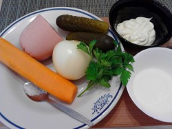 Салат Обжорка с колбасой