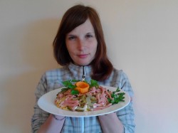 Салат Обжорка с колбасой