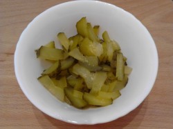 Салат Обжорка с колбасой