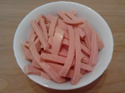 Салат Обжорка с колбасой