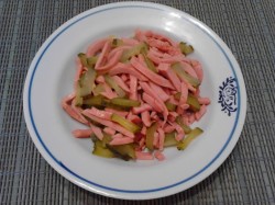 Салат Обжорка с колбасой