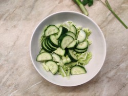 Салат огурцы оливки