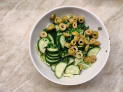 Салат огурцы оливки