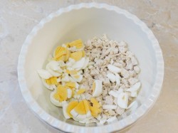 Салат Оливье с курицей