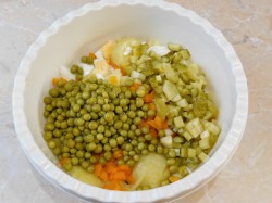 Салат Оливье с курицей