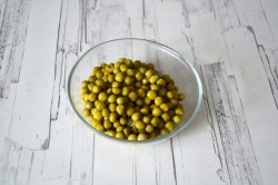 Оливье классический с колбасой Салат