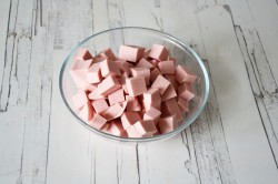 Оливье классический с колбасой Салат