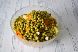 Оливье классический с колбасой Салат