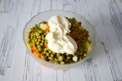 Оливье классический с колбасой Салат