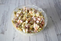 Оливье классический с колбасой Салат