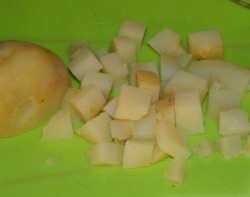 Салат оливье с семгой и огурцом