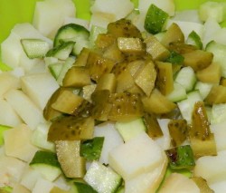 Салат оливье с семгой и огурцом