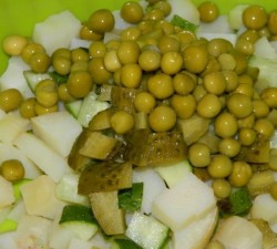 Салат оливье с семгой и огурцом