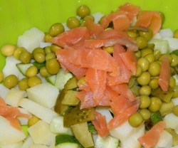 Салат оливье с семгой и огурцом