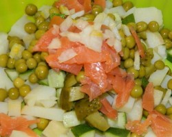 Салат оливье с семгой и огурцом