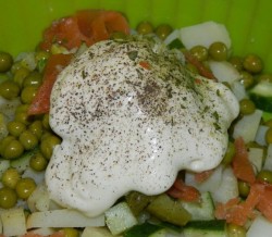 Салат оливье с семгой и огурцом