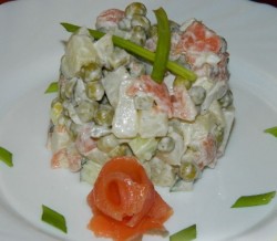 Салат оливье с семгой и огурцом