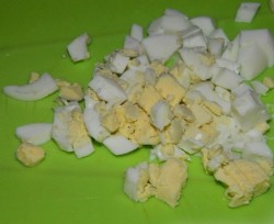 Салат оливье с семгой и огурцом