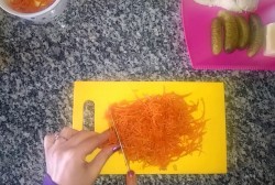 Салат Орхидея с чипсами и корейской морковкой