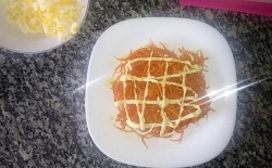 Салат Орхидея с чипсами и корейской морковкой