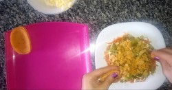 Салат Орхидея с чипсами и корейской морковкой