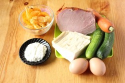 название картинки Салат Орхидея с чипсами и ветчиной