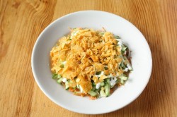 название картинки Салат Орхидея с чипсами и ветчиной