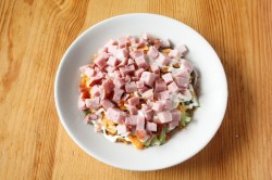 название картинки Салат Орхидея с чипсами и ветчиной