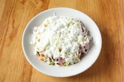 название картинки Салат Орхидея с чипсами и ветчиной