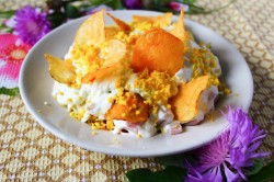 название картинки Салат Орхидея с чипсами и ветчиной