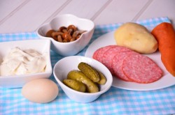 Салат Охотничий соленые огурцы грибы и колбаса