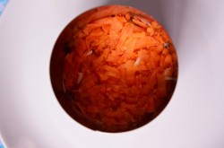 Салат Охотничий соленые огурцы грибы и колбаса