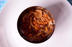 Салат Охотничий соленые огурцы грибы и колбаса