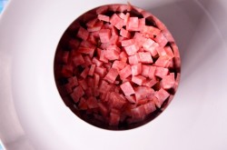 Салат Охотничий соленые огурцы грибы и колбаса