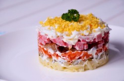 Салат Охотничий соленые огурцы грибы и колбаса