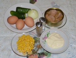 название картинки Салат печень трески с огурцами и яйцами классический