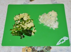 название картинки Салат печень трески с огурцами и яйцами классический