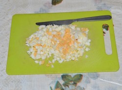 название картинки Салат печень трески с огурцами и яйцами классический