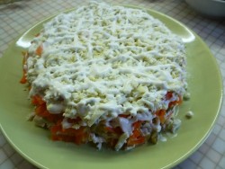 Салат Подарок с курицей и маринованными шампиньонами