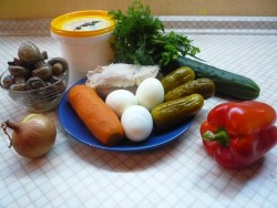 Салат Подарок с курицей и маринованными шампиньонами