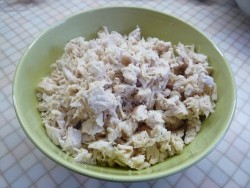 Салат Подарок с курицей и маринованными шампиньонами